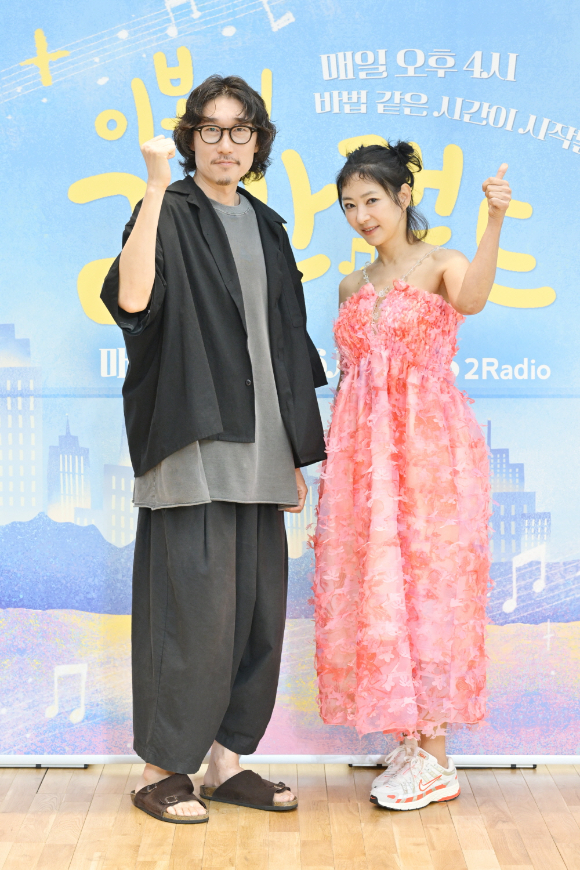 '이본의 라라랜드' 윤성현 PD와 이본 [사진=KBS]