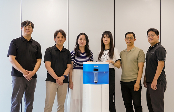 생기원 연구팀이 통합형 스마트 공기정화 시스템을 개발했다. 생기원 이규동 연구원, 도성준 수석연구원, 강애연 박사후연구원, 김주란 수석연구원, 형준호 수석연구원, 이우성 수석연구원(왼쪽부터). [사진=생기원]