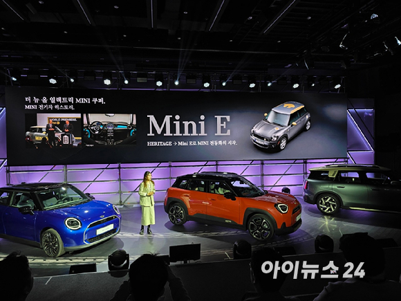 MINI 코리아가 13일 인천 영종도 'MINI 드라이빙센터'에서 '더 뉴 올-일렉트릭 MINI 컨트리맨'을 공개하고 있다. [영상=김종성 기자]