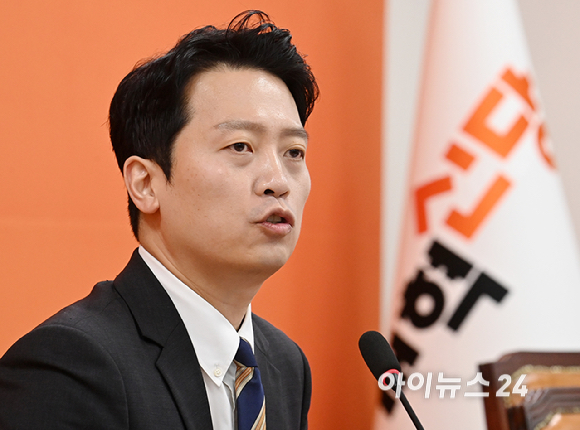 이기인 개혁신당 비상대책위원장이 17일 서울 여의도 국회에서 첫 번째 쇄신안 발표를 하고 있다. [사진=곽영래 기자]