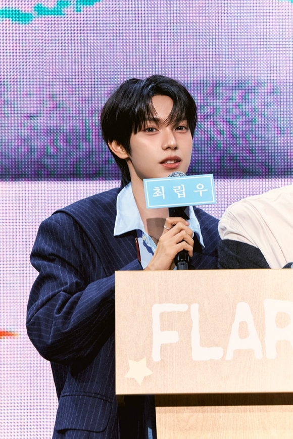 플레어 유 최립우 강우진이 데뷔 기념 팬 쇼케이스 'Debut News'를 통해 팬들을 만나고 있다. [사진=FNC엔터테인먼트]