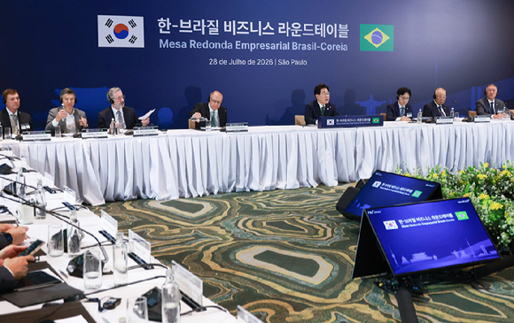 이재명 대통령과 루이스 이나시우 룰라 다시우바 브라질 대통령이 27일(현지시간) 브라질리아 대통령관저에서 공동언론발표를 마친 뒤 취재진을 향해 손가락 하트를 만들어보이고 있다. 2026.7.28 [사진=연합뉴스]