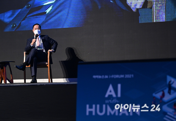 'AI 위드 휴먼(AI With Human)'을 주제로 AI 기술의 현주소를 살펴보고 미래 발전 방향을 제시하는 한편, 인간과 AI의 공존을 탐구해보는 '아이포럼 2021'이 2일 서울 드래곤시티호텔 그랜드볼룸 한라홀에서 개최됐다. 민원기 한국뉴욕주립대학교 총장 겸 과학기술협력대사가 마크 로텐버그(Marc Rotenberg) AI&디지털 정책 센터 회장 및 설립자와 'AI WITH HUMAN'을 주제로 화상으로 특별대담의 시간을 갖고 있다.