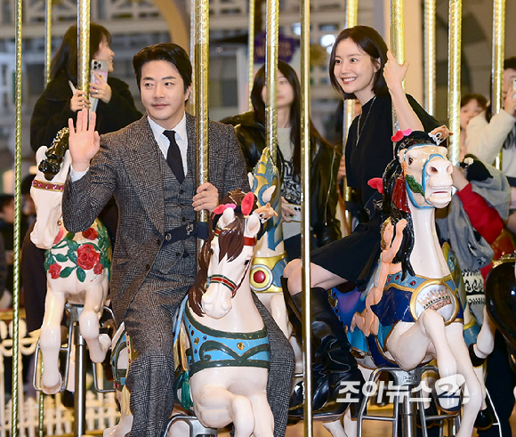 배우 문채원과 권상우가 8일 오후 서울 송파구 롯데월드 어드벤처에서 열린 영화 '하트맨' 돌아오는 거야, 다시 롯데월드에서! 이벤트 행사에 참석하고 있다. [사진=정소희 기자]