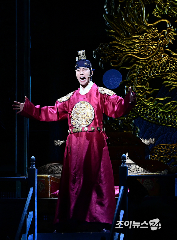 배우 신성록이 9일 서울 중구 충무아트센터 대극장에서 열린 뮤지컬 '한복 입은 남자' 프레스콜에서 주요 장면 시연을 하고 있다. [사진=정소희 기자]