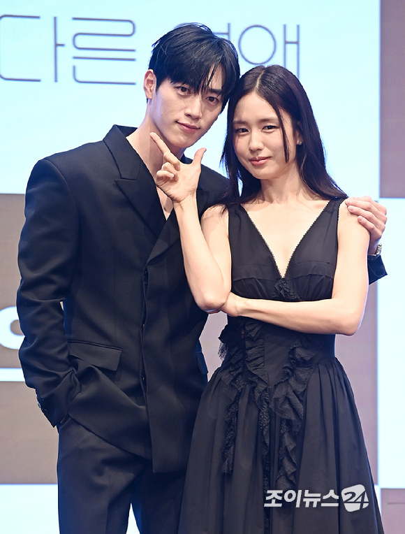 배우 서강준이 7일 오후 서울 구로구 신도림동 더 세인트에서 열린 KBS 2TV 토일 미니시리즈 '너 말고 다른 연애' 제작발표회에서 포토타임을 갖고 있다. [사진=곽영래 기자]