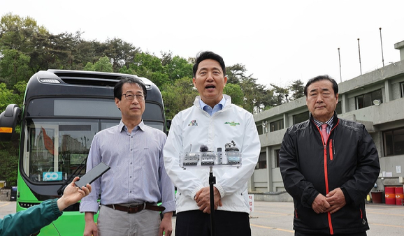 서울 성북구 정릉골 재개발 구역 일대에 강제집행 중단과 세입자 대책 마련을 요구하는 팻말이 설치돼 있다. [사진=김민지 기자]