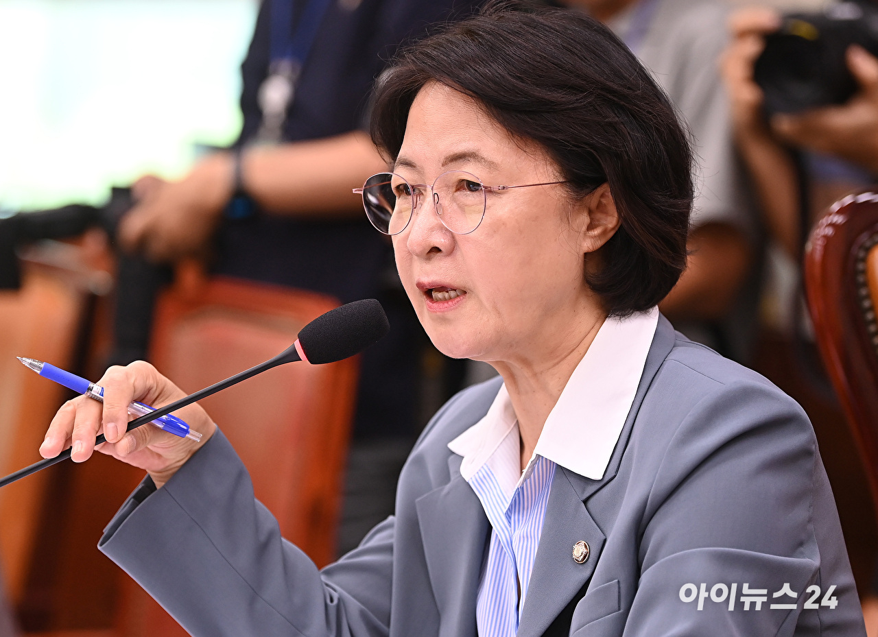 조희대 대법원장이 지난 12일 서울 서초구 대법원 중앙홀에서 열린 '2025 대한민국 법원의 날 기념식'에서 시상을 마친 뒤 자리로 돌아가고 있다. 2025.9.12 [사진=연합뉴스]