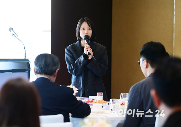 인터넷종합지 아이뉴스24와 기업&middot;정책 전문가들이 한자리에 모여 AI 기술 동향과 산업 협력의 방향을 함께 논의하는 'K-AI 이노베이터' 조찬모임이 14일 오전 서울 용산구 한남동 그랜드하얏트서울에서 열렸다. 이혜민 핀다 대표가 인사말을 하고 있다. [사진=정소희 기자]