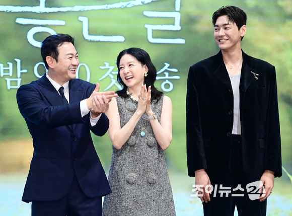 배우 박용우-이영애-김영광이 16일 오후 서울 구로구 더세인트에서 열린 KBS2 토일드라마 '은수 좋은 날' 제작발표회에서 포즈를 취하고 있다. [사진=정소희 기자]