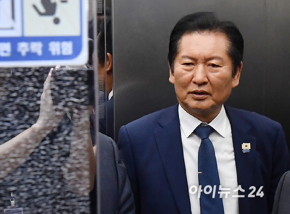정청래 더불어민주당 대표가 10일 서울 여의도 국회에서 최고위원회의를 마친 뒤 이동하고 있다. [사진=곽영래 기자]