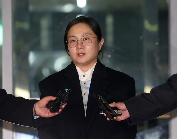 전직 매니저들에 대한 '갑질'과 불법 의료행위 의혹을 받는 방송인 박나래씨가 20일 경찰에 출석해 조사를 받은 뒤 서울 강남경찰서를 나서며 취재진 질문에 답하고 있다. [사진=연합뉴스]