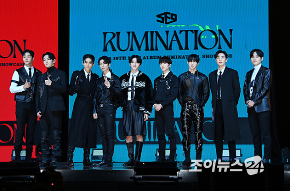 그룹 에스에프나인(SF9)이 22일 오후 서울 광진구 예스24라이브홀에서 열린 SF9 열 번째 미니앨범 '루미네이션(RUMINATION)' 발매 쇼케이스에서 포토타임을 갖고 있다. [사진=정소희 기자]