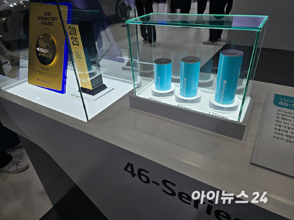 LG에너지솔루션의 차세대 46시리즈 원통형 배터리. [사진=김종성 기자]