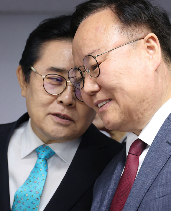 새미래민주당 이낙연 상임고문이 27일 서울 여의도 중앙당사에서 긴급 기자회견을 열고 국민의힘과의 선거 연대 방안 등을 설명하고 있다. [사진=연합뉴스]