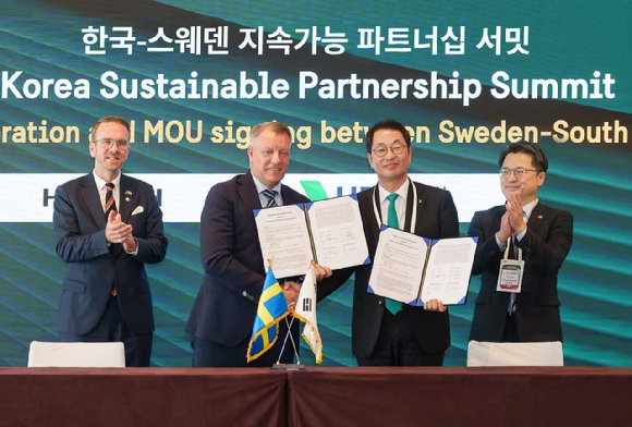 HD현대일렉트릭은 16일 그랜드 하얏트 서울에서 열린 &lsquo;한국-스웨덴 지속 가능 파트너십 서밋&rsquo;에서 히타치에너지와 HVDC 기술에 대한 전략적 협력 MOU를 체결했다. [사진=HD현대일렉트릭]