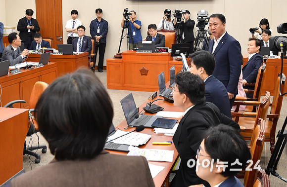 15일 서울 여의도 국회에서 열린 기후에너지환경노동위원회 고용노동부 등에 대한 국정감사에서 전국민주노동조합총연맹 증인 채택 여부 관련으로 김위상 국민의힘 의원과 정혜경 진보당 의원이 설전을 벌이고 있다. [사진=곽영래 기자]