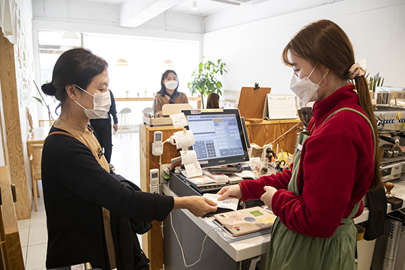 지역화폐 다이로움으로 상품 결제를 하고 있다. [사진=익산시 ]