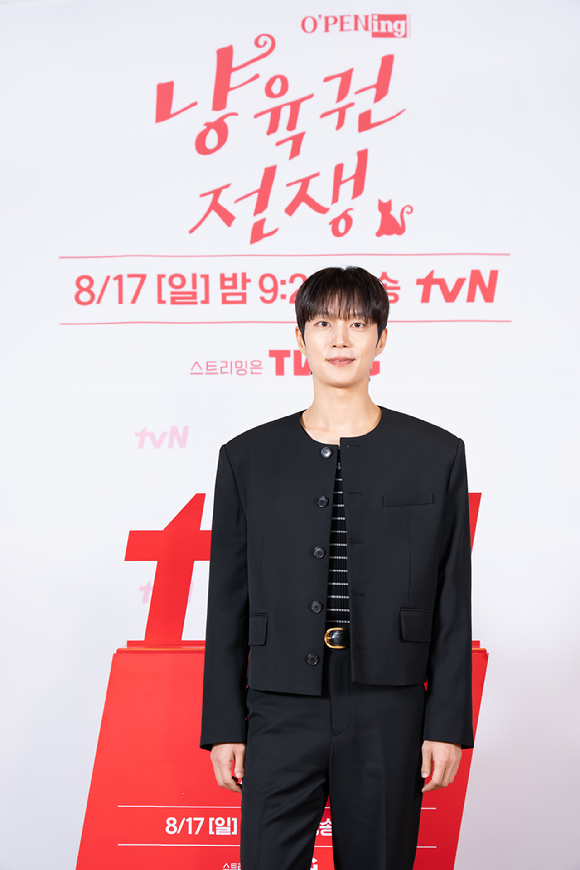 그룹 하이라이트 윤두준이 지난 11일 오후 온라인 생중계로 진행된 tvN 'O&rsquo;PENing(오프닝) 2025' 스페셜 토크에 참석해 포즈를 취하고 있다. [사진=CJ ENM]