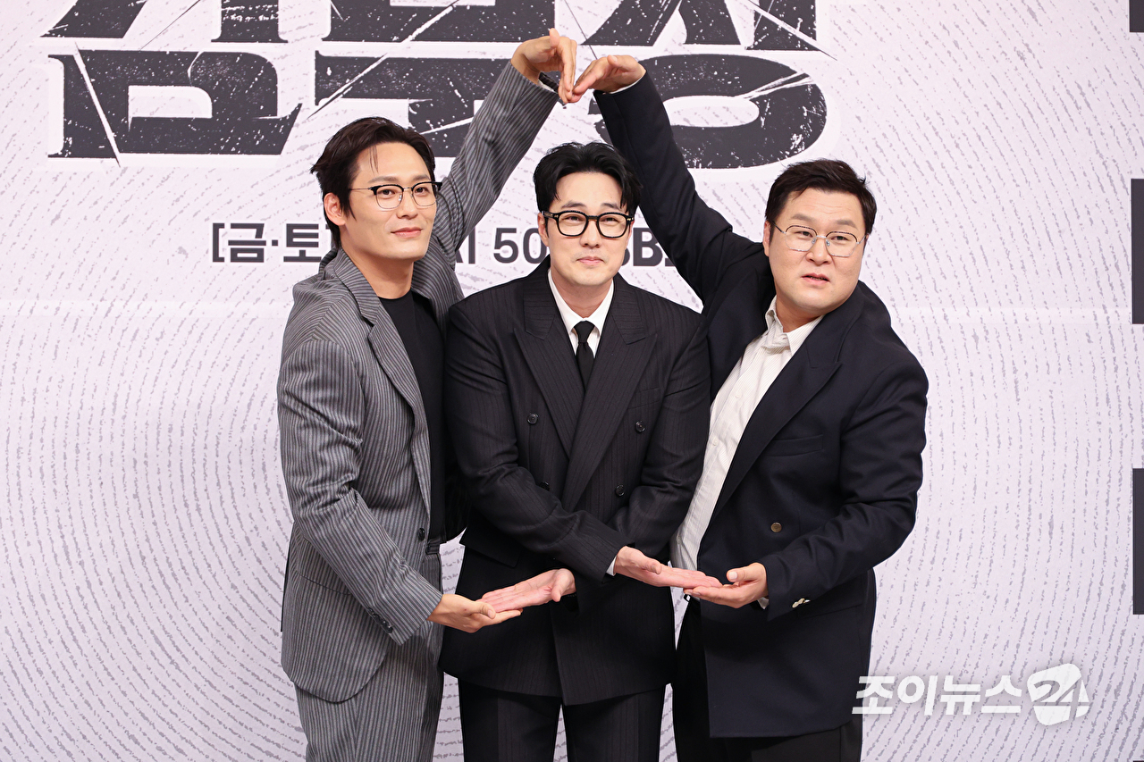 배우 최대훈, 소지섭, 윤경호가 25일 오후 서울 양천구 목동 SBS에서 진행된 SBS 새 금토드라마 '김부장' 제작발표회에 참석해 포즈를 취하고 있다. [사진=문수지 기자]