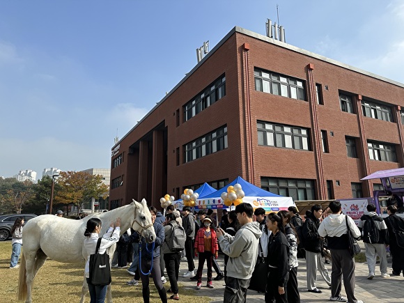 한국토지주택공사 충북지사가 10월 31일 충북대학교에서 대학생과 청년들을 대상으로 ‘찾아가는 국민희망 주거복지 상담소’를 운영했다. [사진=LH 충북지사]