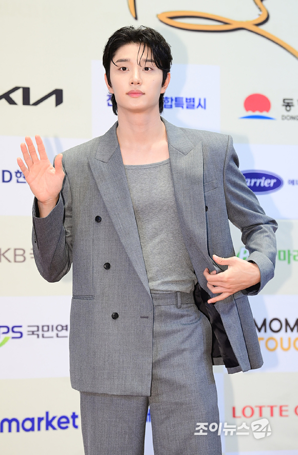 배우 김재원이 21일 오후 서울 마포구 상암동 중소기업중앙회 DMC타워에서 열린 '2026 방송광고페스티벌'에 참석해 포토타임을 갖고 있다. [사진=정소희 기자]
