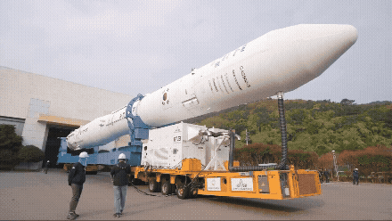 한국형발사체 누리호가 25일 오후 고흥 나로우주센터 제2발사대에 기립했다. [사진=우주청]