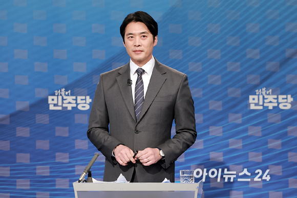 더불어민주당 추미애 경기도지사 경선후보가 1일 서울 양천구 SBS 목동 스튜디오에서 열린 더불어민주당 경기도지사 후보자 2차 TV 합동토론회에 참석해 토론을 준비하고 있다. [사진=국회사진기자단]