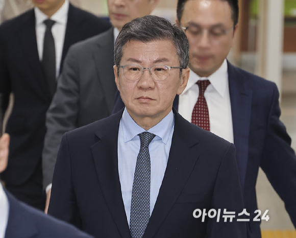 독점규제및공정거래법 위반 혐의를 받는 정몽규 HDC 회장이 4일 서울 서초구 서울중앙지방법원에서 열린 첫 공판에 출석하고 있다. [사진=곽영래 기자]