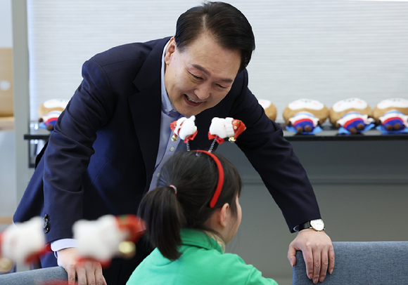 윤석열 대통령이 22일 서울 용산 대통령실 청사에서 열린 '히어로즈 패밀리와 함께하는 꿈과 희망의 크리스마스' 행사에서 입장하며 초청 순직 군인·경찰·소방관 자녀와 인사나누고 있다. [사진=뉴시스]