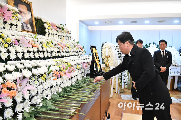 김영훈 고용노동부 장관이 28일 오전 서울 종로구 서울대학교병원 장례식장에 마련된 故 이해찬 전 국무총리의 빈소에서 조문을 하고 있다. [사진=곽영래 기자]