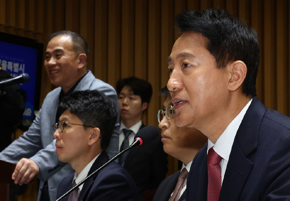 오세훈 서울시장이 23일 서울 중구 서울시청에서 열린 2025년 국회 행정안전위원회 국정감사에서 의원 질의에 답하고 있다. 맨 왼쪽은 정치브로커 명태균 씨. [사진=연합뉴스]
