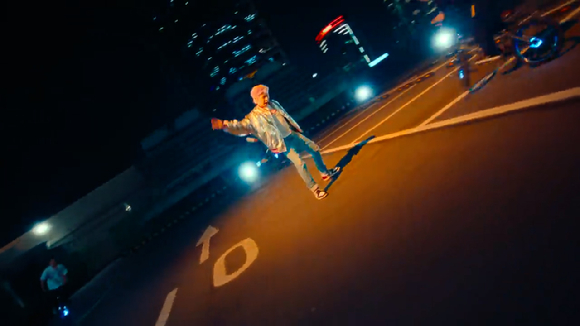 강다니엘의 첫 정규앨범 'The Story' 타이틀곡 'Upside Down' 뮤직비디오 두 번째 티저 영상이 공개돼 관심을 모으고 있다. [사진=강다니엘 'Upside Down' MV 티저 캡쳐]
