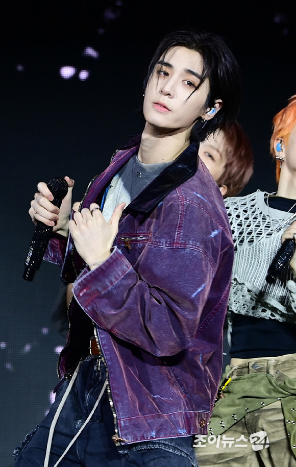 그룹 보이넥스트도어 이한이 20일 오후 서울 강서구 KBS아레나에서 열린 보이넥스트도어(BOYNEXTDOOR) 새 앨범 '디 액션'(The Action) 쇼케이스에 참석해 타이틀곡 '헐리우드 액션' 무대를 선보이고 있다. [사진=정소희 기자]