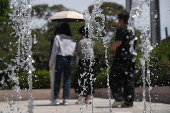 서울 영등포구 여의도공원 인근에서 바닥분수가 가동되고 있다. [사진=연합뉴스]
