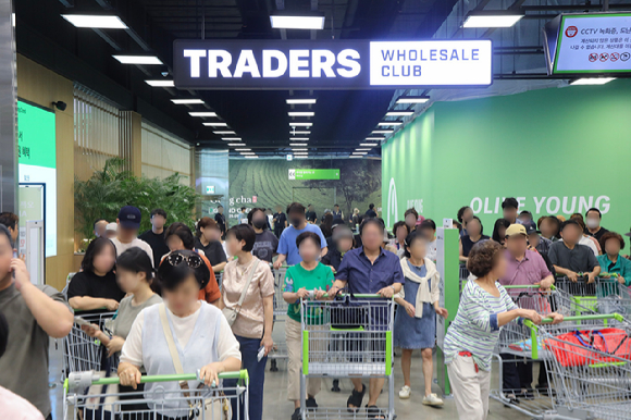 지난 5일 오픈한 트레이더스 구월점에 입장하려는 소비자들로 북적이고 있다. 이마트는 트레이더스 실적이 고공행진하며 잇단 출점에 나서고 있다.[사진=이마트]