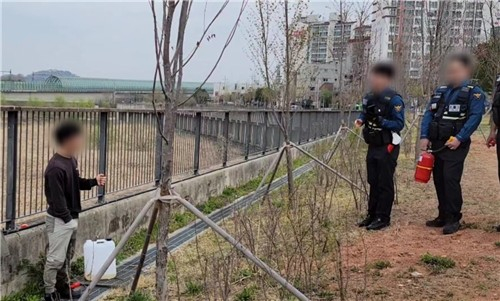 분신하려 하는 A씨를 설득하는 마곡지구대 경찰관 [사진=서울 강서경찰서]