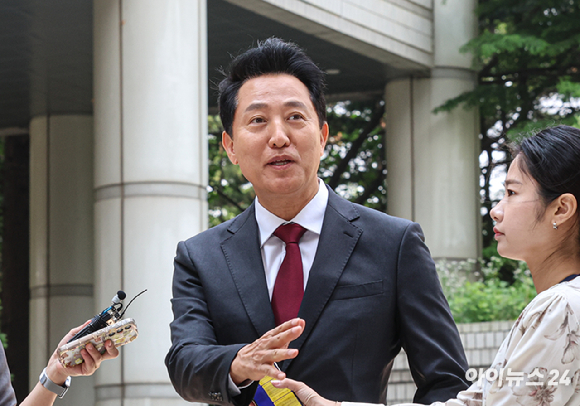 오세훈 서울시장이 10일 서울 서초구 서울중앙지방법원에서 열린 '여론조사비 대납 의혹' 사건 1심 속행 공판에 출석하고 있다. [사진=사진공동취재단 ]