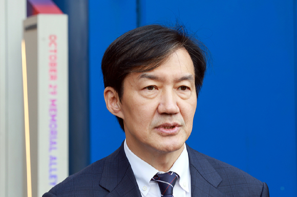 조국혁신당 조국 비상대책위원장이 1일 서울 용산구 이태원 10.29 기억과 안전의 길을 방문해 헌화한 뒤 발언하고 있다. 2025.10.1 [사진=연합뉴스]