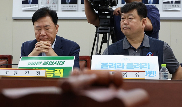 류기정 한국경영자총협회(경총) 전무(왼쪽)와 근로자위원인 류기섭 한국노총 사무총장이 25일 정부세종청사 최저임금위원회에서 열린 제9차 전원회의에서 발언을 듣고 있다. [사진=연합뉴스]