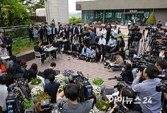 김문수 국민의힘 대통령 후보와 한덕수 무소속 대선 예비후보가 8일 오후 서울 여의도 국회 강변서재에서 후보 단일화 관련 회동을 하고 있다. [사진=곽영래 기자]