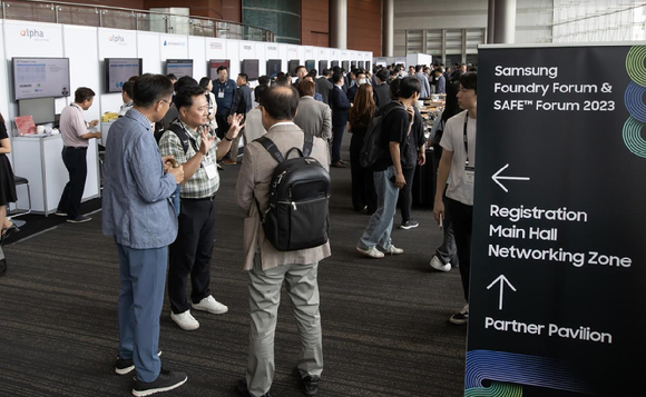 성전자가 4일 삼성동 코엑스에서 개최한 '삼성 파운드리&middot;SAFE 포럼'에서 고객과 파트너가 대화를 나누고 있다. [사진=삼성전자 ]