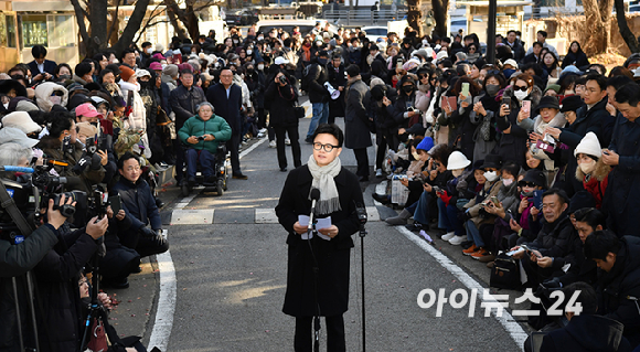 한동훈 국민의힘 전 대표가 3일 서울 여의도 국회도서관 앞 쪽문에서 12ㆍ3 비상계엄 1주년 관련 기자회견을 하고 있다. [사진=곽영래 기자]