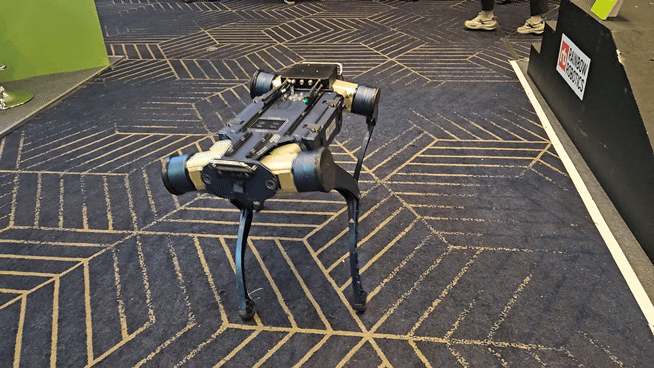 테솔로의 부스에서 연구원이 로봇 핸드 'DG-5F'를 통해 종이접기 데모를 선보이고 있다 [사진=설재윤 기자]