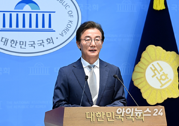 전재수 더불어민주당 부산시장 후보가 13일 서울 여의도 국회 소통관에서 부산시장 후보 확정 관련 기자회견을 하고 있다. [사진=곽영래 기자]