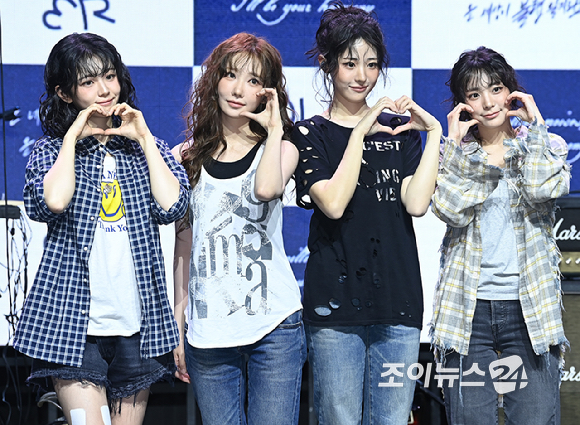 걸밴드 QWER(큐더블유이알)이 9일 오후 서울 서대문구 예스24 원더로크홀에서 열린 미니 3집 발매 기념 미디어 쇼케이스에서 포토타임을 갖고 있다. [사진=곽영래 기자]