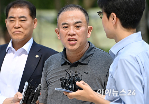 공천개입 의혹을 받는 명태균씨가 1일 오전 서울 종로구에 마련된 김건희 특검팀(특별검사 민중기) 사무실로 조사를 받기 위해 출석하고 있다. [사진=곽영래 기자]