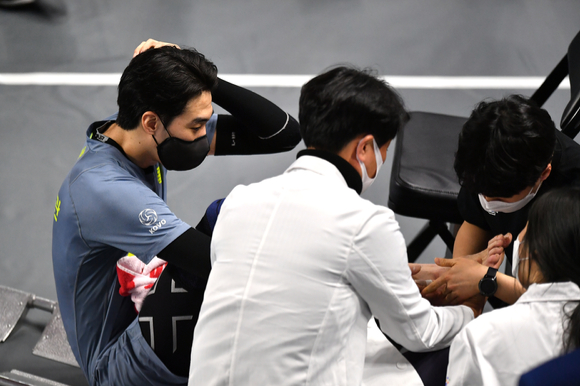 현대캐피탈 세터 김명관이 10일 열린 KB손해보험과 홈 경기 3세트 15-14로 앞선 상황에서 블로킹 후 착지 과정에 발목을 다쳤다. 팀 동료 전광인이 김명관의 상태를 살피고 있다. [사진=한국배구연맹(KOVO)]