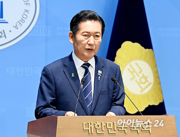 정청래 더불어민주당 당대표 후보가 12일 서울 여의도 국회 소통관에서 기자회견을 하고 있다. [사진=곽영래 기자]