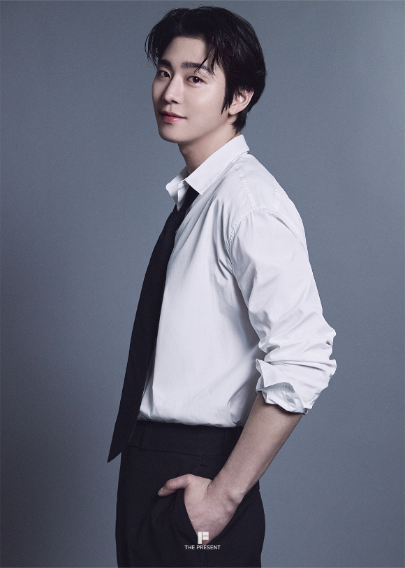 배우 안효섭이 프로필 사진 촬영에서 포즈를 취하고 있다. [사진=더프레젠트컴퍼니]